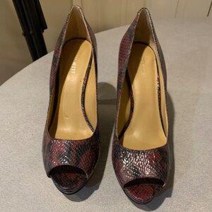 NWOB Burgundy/Black Snakeprint Leather Platform Pumps sz 8.5 M